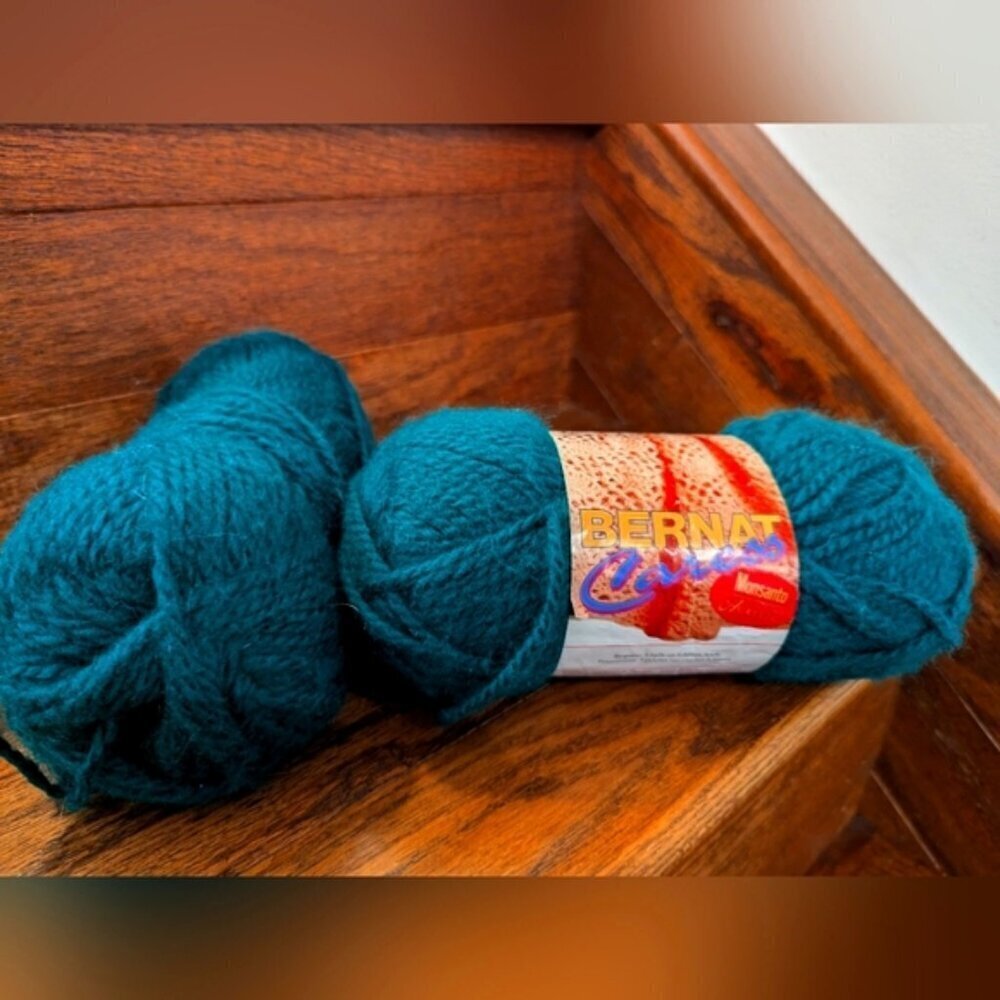 Vintage Bernat Caress 100% Acrylic yarn, teal green/blue 2x 85 g skiens.